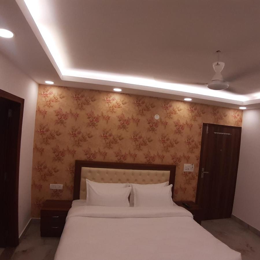 Triom Hotel Delhi  Bagian luar foto